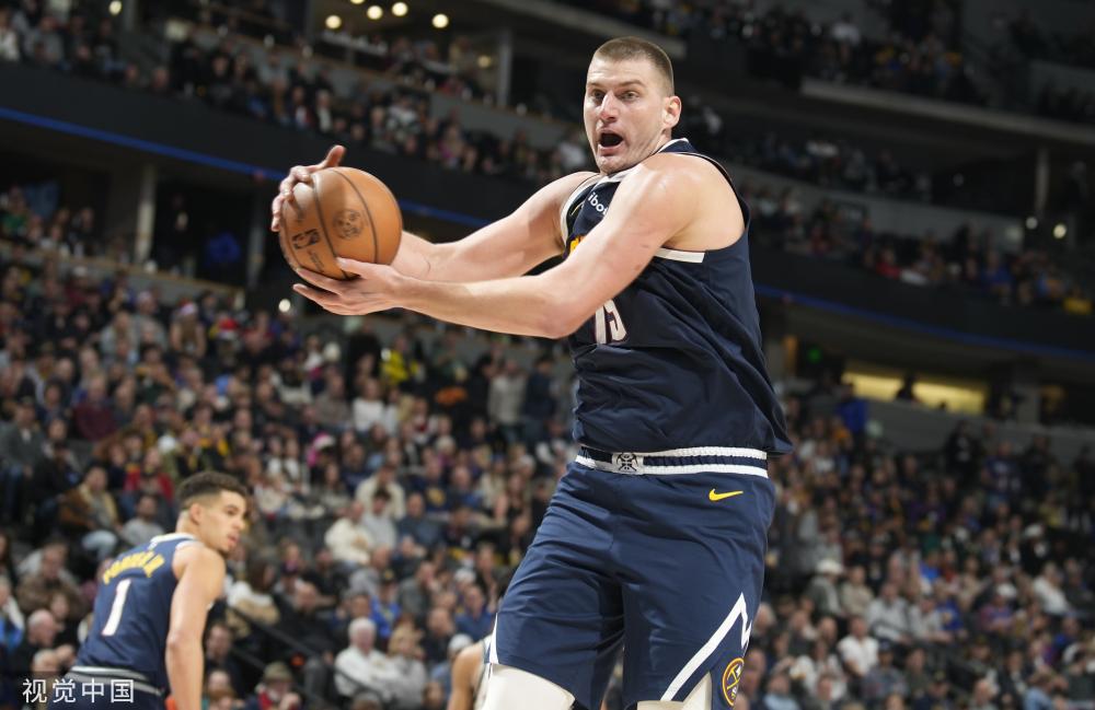 的姿态面对 的姿态面对